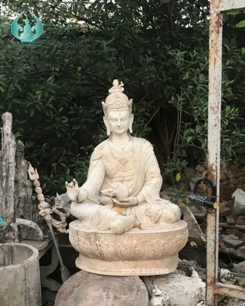 Tôn tượng ngài Liên hoa sanh