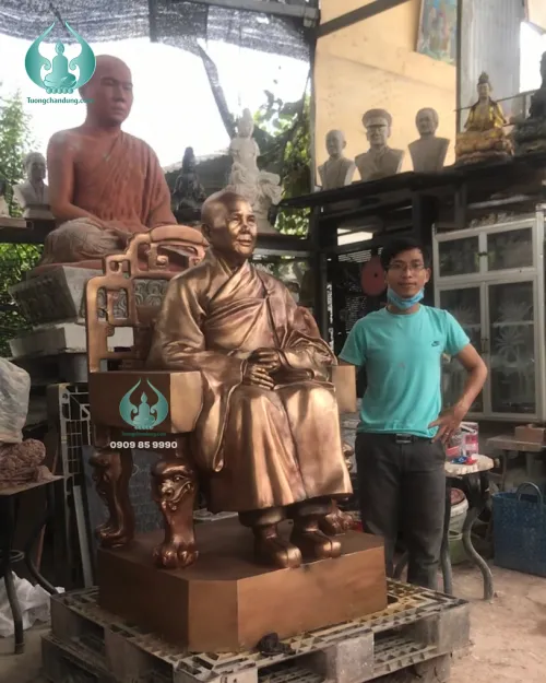 Điêu khắc tượng tăng ni