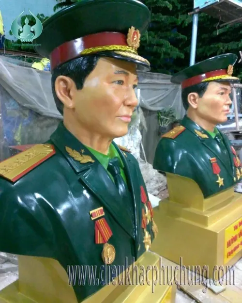 Tượng để nhà lưu niệm