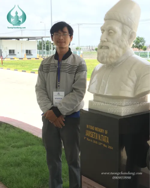 Tượng nhà sáng lập tập đoàn J .TaTa Ấn Độ