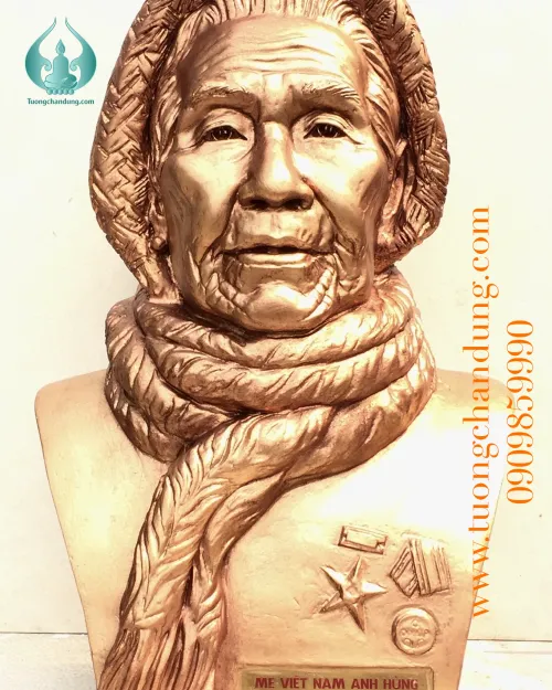 Tượng chân dung mẹ Việt nam anh hùng